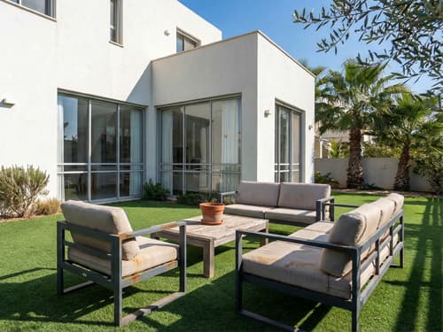 ריהוט גן בלוי בחצר בית פרטי בישראל