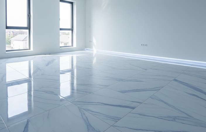 אריחי ריצוף דמוי שיש עם ורידים כחולים עיצוב עכשווי