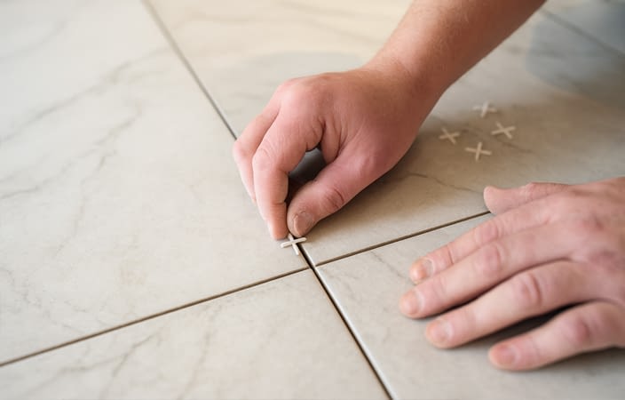 פוגות בין אריחי קרמיקה לריצוף