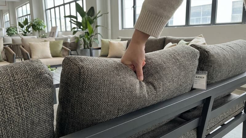 בדיקת כריות ובד בריהוט גן ביבוא מסין