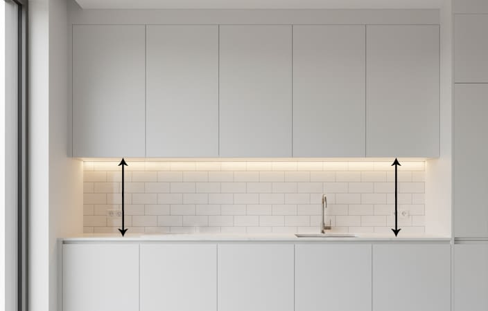 מיקום ארונות מטבח עליונים במרחק נכון מהשיש