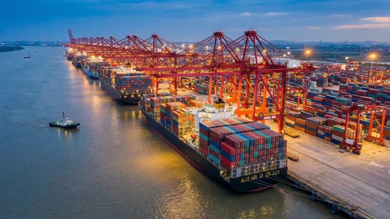 נמל מכולות לשילוח ימי עם ספינות ומנופים