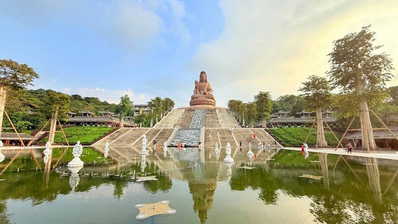 פסל אלת הרחמים הענק בפארק ההר סיציאו