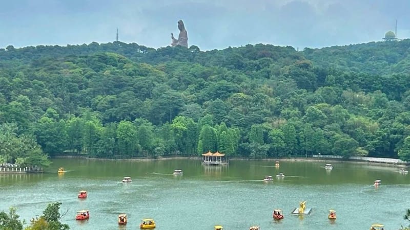 אגם למרגלות ההר סיציאו בפושאן