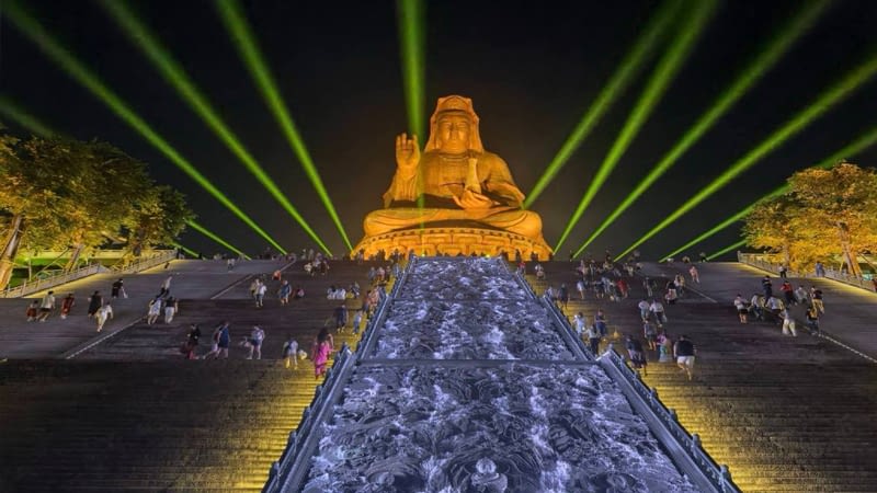 הר סיציאו בלילה - פסל אלת הרחמים