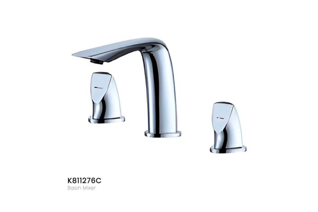 תקריב ברז שתי ידיות כסוף דגם K811276C - פרטי מתכת מעודנים, עיצוב יוקרתי