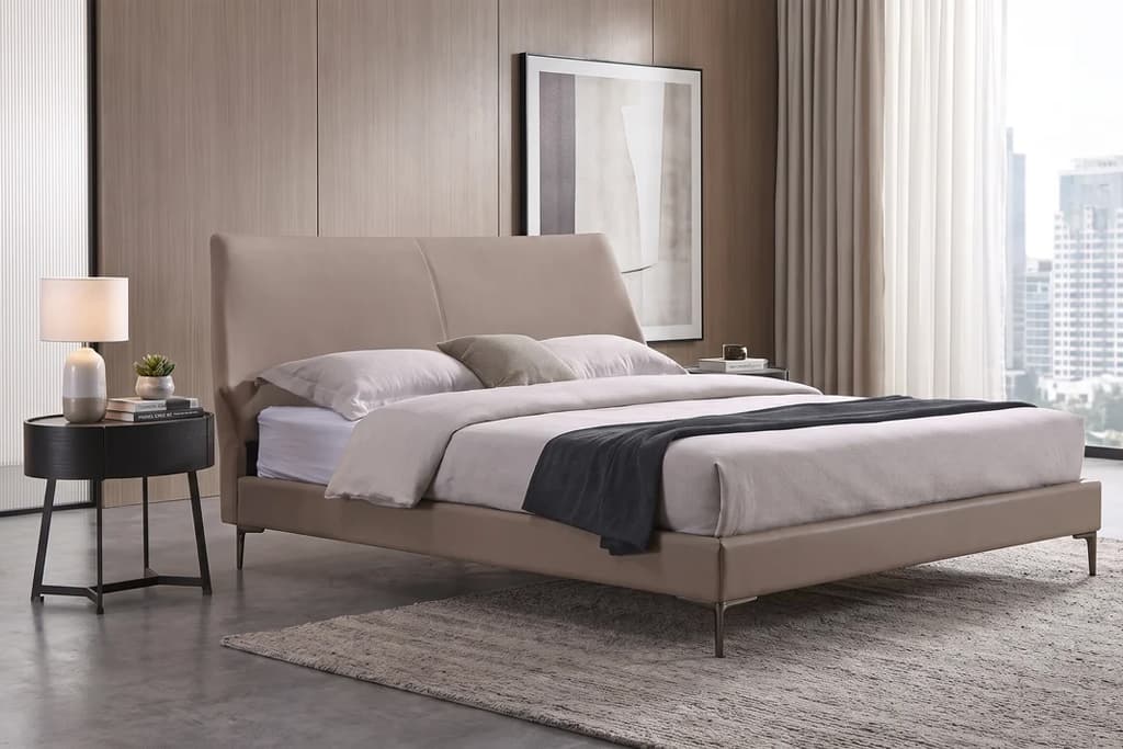 מיטה זוגית בגוון טאופ דגם TAUPE בתוך חדר שינה מינימליסטי ורגוע