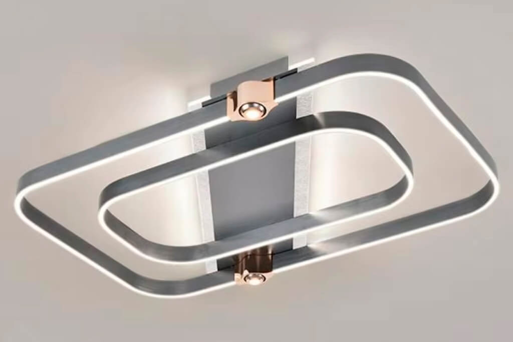 תקריב של מנורת LED צמודת תקרה, עשויה מחומרים איכותיים