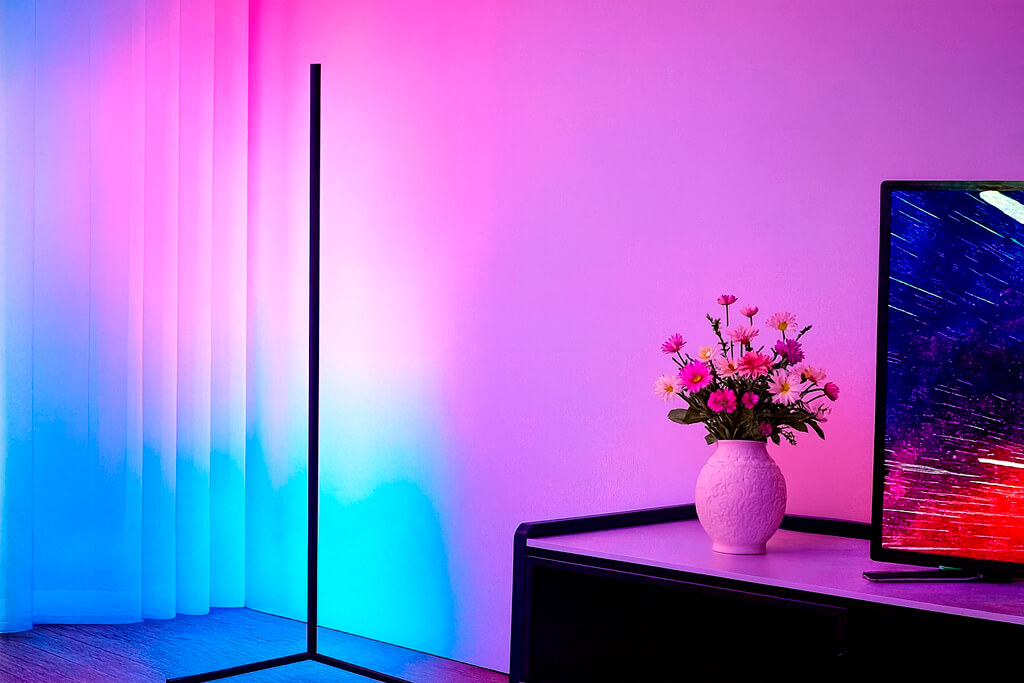 טכנולוגית תאורה RGB עם מעמד אלומיניום שחור ורגלים בזוית 180 מעלות בסלון בית - יבוא אישי מסין
