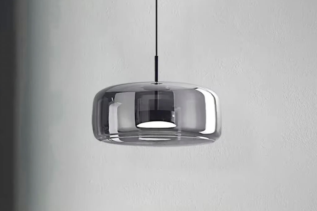 תקריב של גוף תאורה תלוי יוקרתי עם LED פנימי וגוף זכוכית שקוף למחצה בשתי אופציות: מושחר או מוזהב