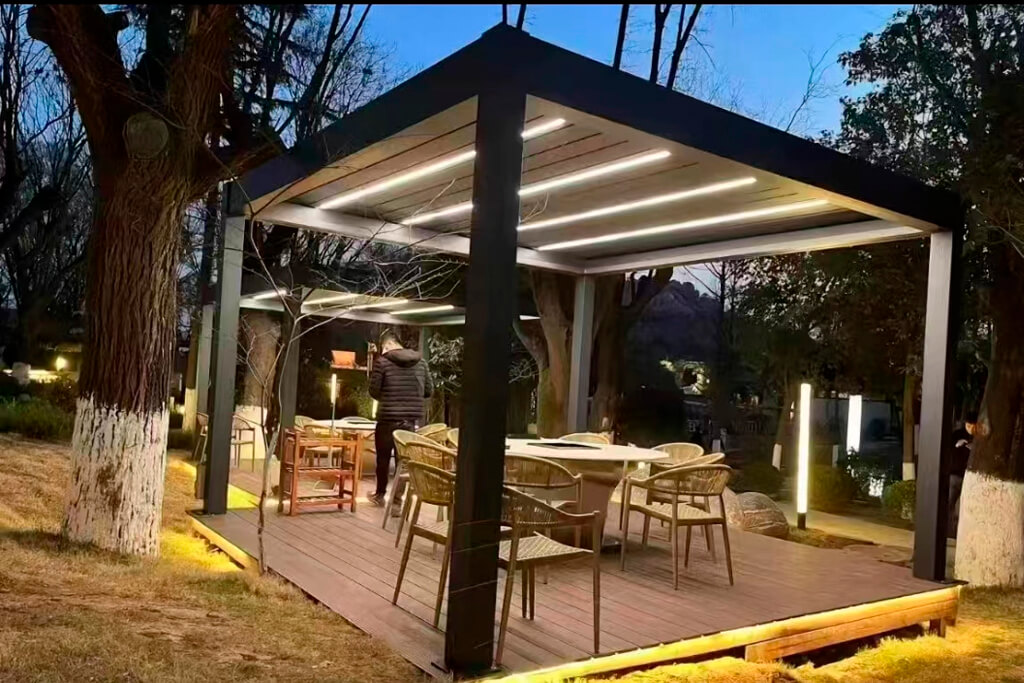 פרגולה חשמלית - מותקנת באתר קמפינג
