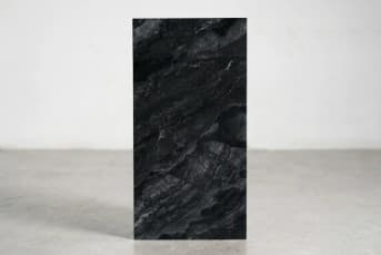 אריח דמוי שיש כהה 120X60 בגוון שחור־כחול כהה