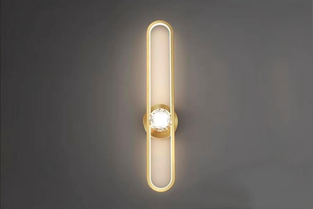 תקריב של מנורה LED לקיר חדר שינה בעיצוב מינימליסטי ואלגנטי בשילוב קריסטל