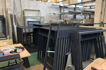 הרכבת פרופילי אלומיניום במפעל