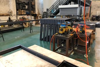 מכונות הרכבת פרופילי אלומיניום