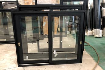 צילום חלון אלומיניום במפעל בסין