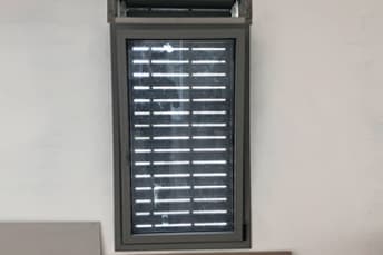 חלון יחיד אלומיניום עם תריס ביטחון חשמלי