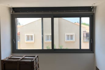 חלון אלומיניום בחדר בבית