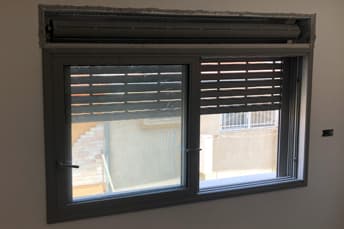 חלונות הזזה עם תריס חשמלי