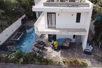 וילה עם בריכה וריהוט גן