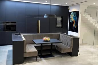 מטבח יוקרתי עם פינת ישיבה בהתאמה אישית