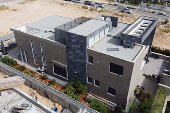 וילה יוקרתית עם בריכה - צילום אווירי