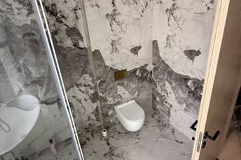 שירותים עם חיפויי קיר שיש