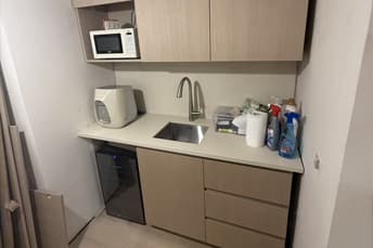 מטבחון בוילה עם ארונות עץ מלא בהתאמה אישית