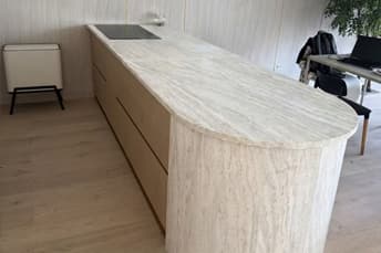 משטח עבודה משיש עם פינה מעוגלת