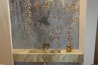 עמדת נטילת ידיים עם חיפויי קיר מיוחד ושיש